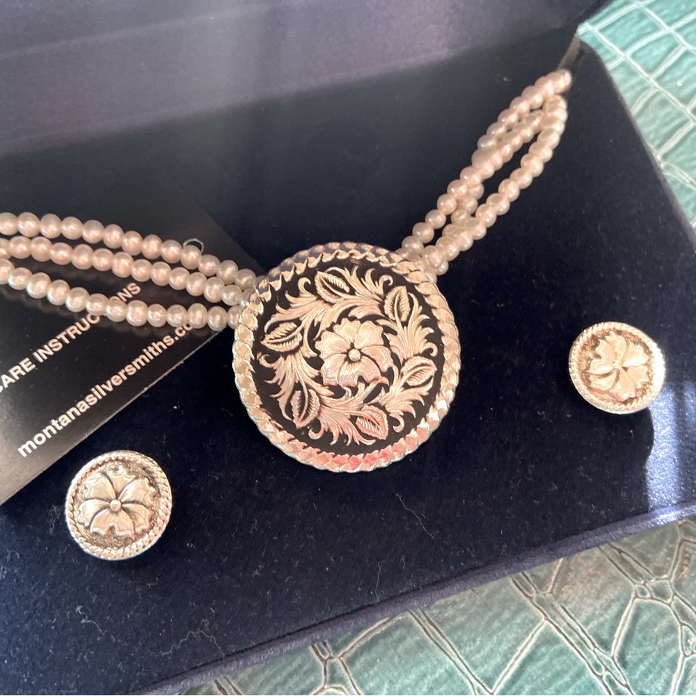 Stunning Pearl & Sterling Silver Necklace Set.